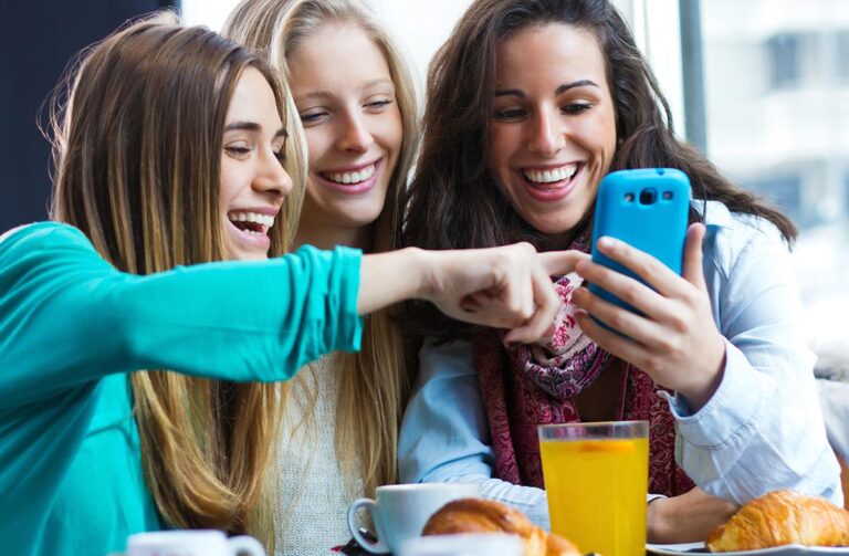 La generación Z pagará los platos rotos de la IA en el empleo: EEUU no trae buenos augurios para ellos