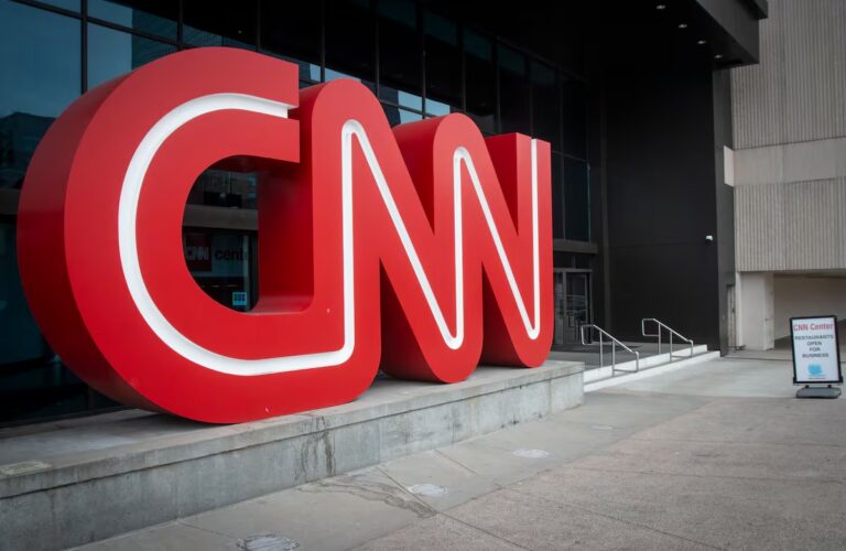 CNN podría cambiar de manos: señales de transformación profunda en la industria mediática global