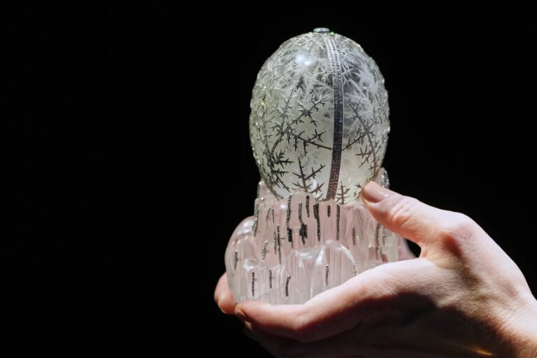 Un huevo de Fabergé de cristal rompe récord: historia, arte y lujo mundial