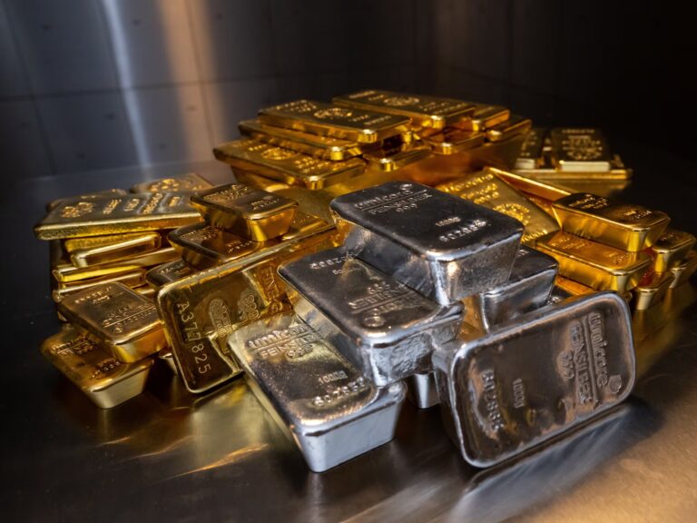 El oro se estabiliza tras días de subidas y la plata cotizó cerca de su máximo histórico