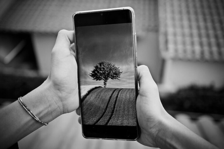 ¿Adiós a los smartphones? Las visiones contrapuestas de Zuckerberg y Gates